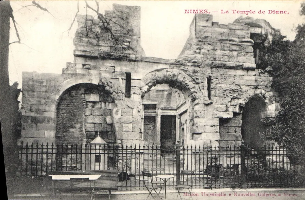 Nîmes — O Templo de Diana — Maison Universelle « Nouvelles Galeries » Nîmes - Frente