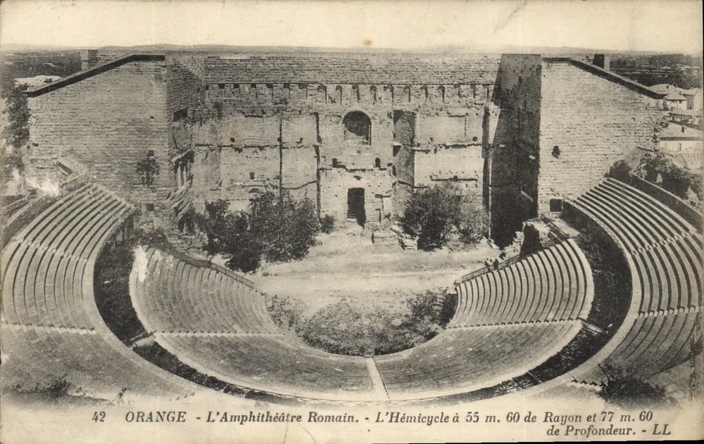 Orange - Das römische Amphitheater — Der Halbkreis mit einem Radius von 55 m.60 und einer Tiefe von 77 m.60 - LL - Vorderseite