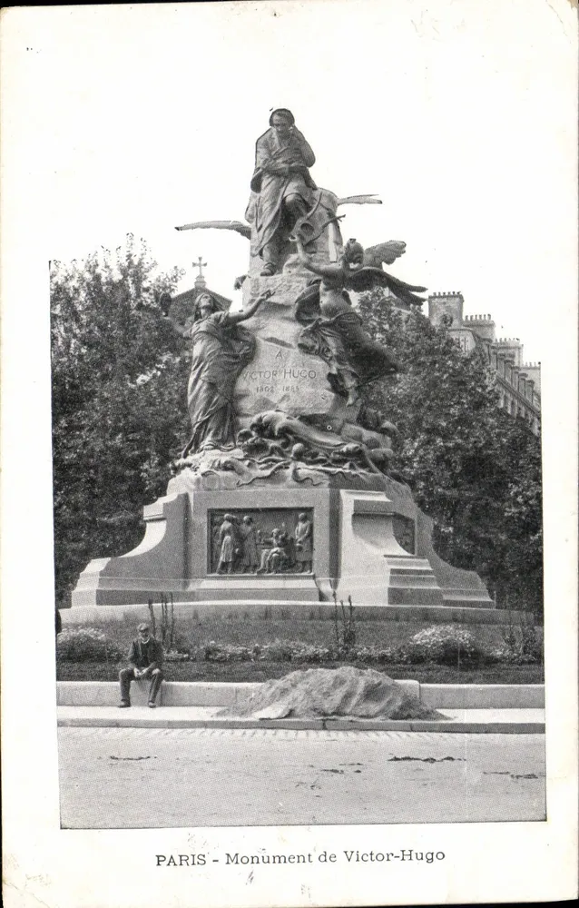 PARIS - Monument de Victor-Hugo — statue équestre avec figures ailées, éditeur non visible, n°4 - Awers