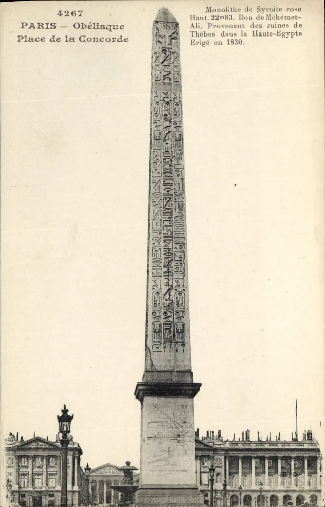 Paris – Obélisque da Praça da Concórdia — Monolito de sienita rosa, alto 22m83, doação de Méhémet-Ali, proveniente das ruínas de Tebas, erguido em 1830. - Frente