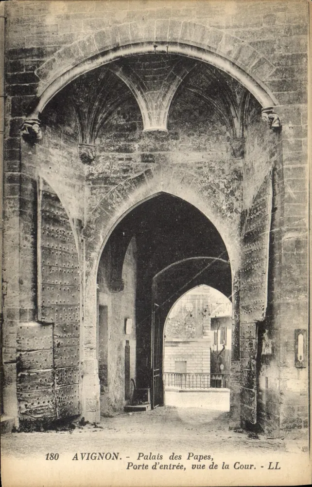 Avignon - Palast der Päpste, Eingangstor, Blick auf den Innenhof - LL - Vorderseite