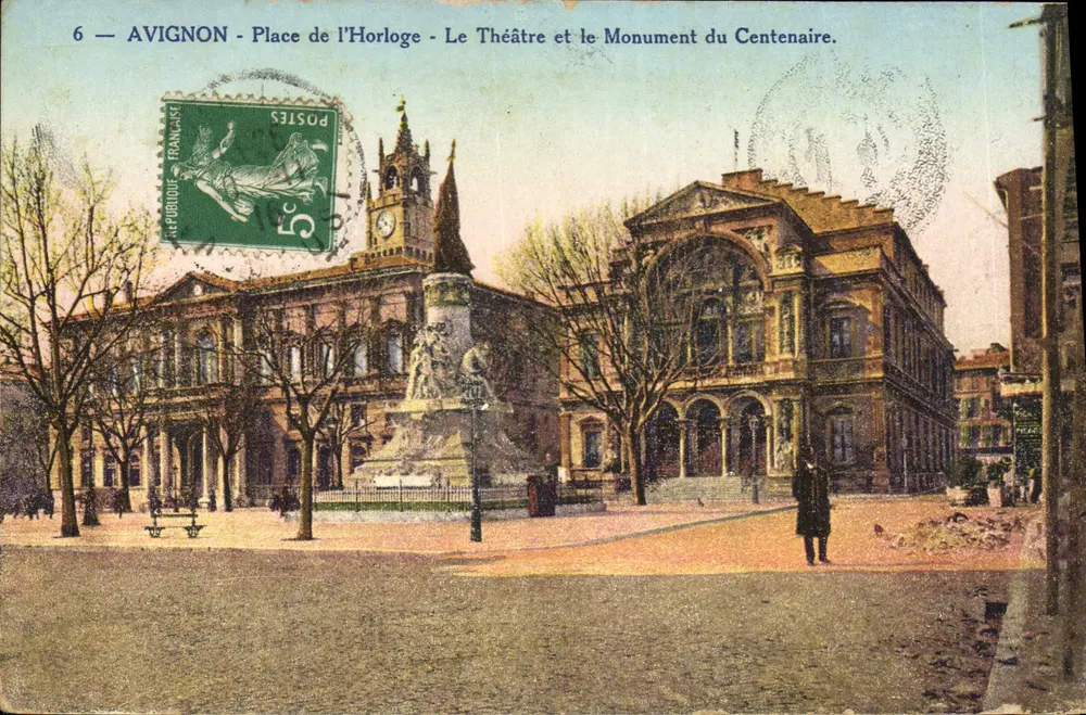 Avignon - Place de l'Horloge - Das Theater und das Denkmal des Centennaires. - Vorderseite