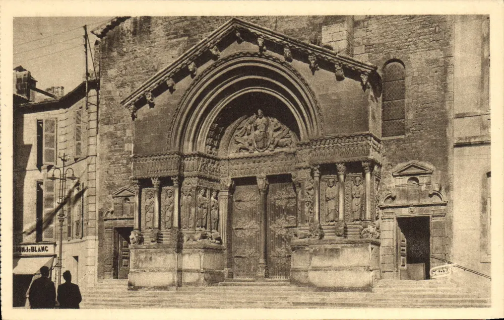 Arles-sur-Rhône — Fassade der Kathedrale Saint-Trophime — J. George, Arles - Vorderseite