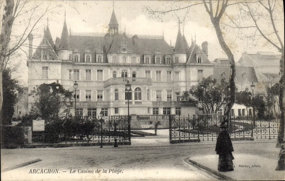 Arcachon — O Casino da Praia — L. Neveu, fot. - Frente