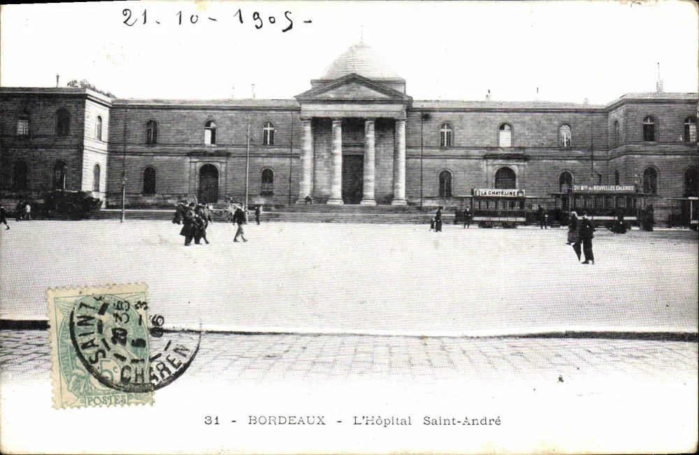 Bordeaux - L'Hôpital Saint-André — vue de l'édifice avec tramway et piétons — éditeur non visible, n° 31 - Frente