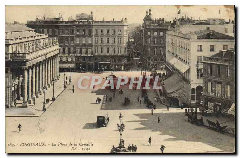 Bordeaux - A Praça da Comédia — vista panorâmica com edifícios e lojas, editor B.K. n° 1142 - Frente