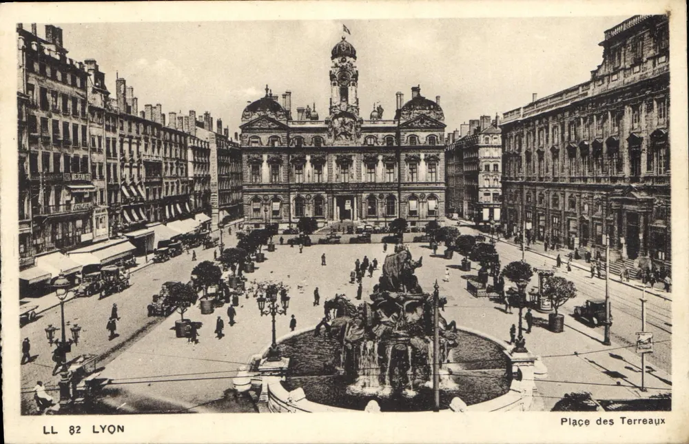 Place des Terreaux — Lyon — LL 82, editor Cie des Arts - Frente