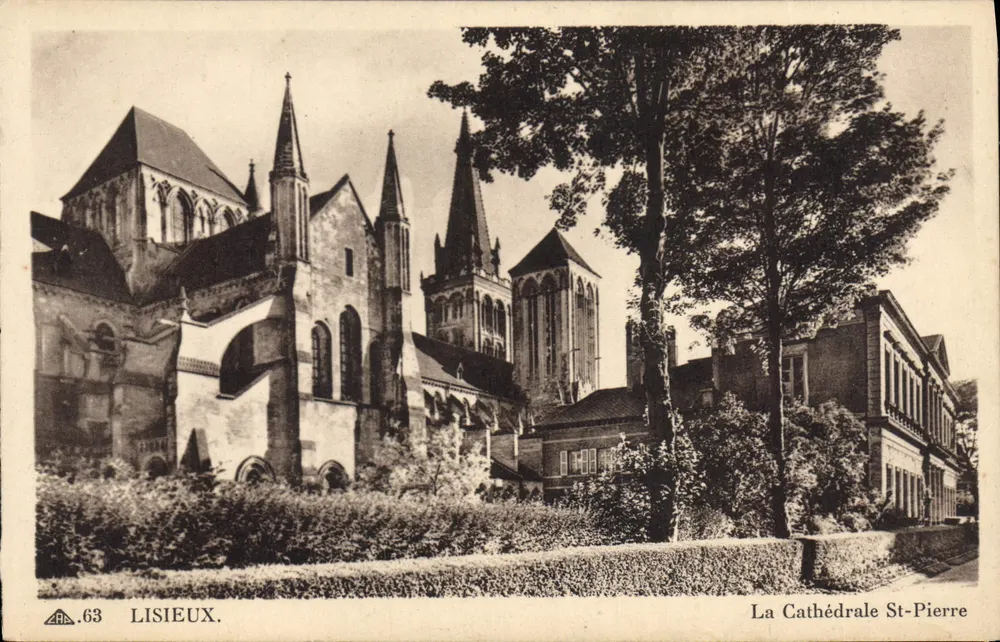 Lisieux — A Catedral de São Pedro - Frente