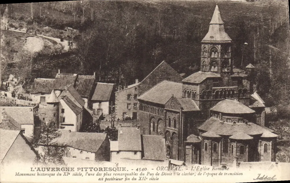 Pictorial Auvergne - Orcival - Die romanische Kirche - Vorderseite