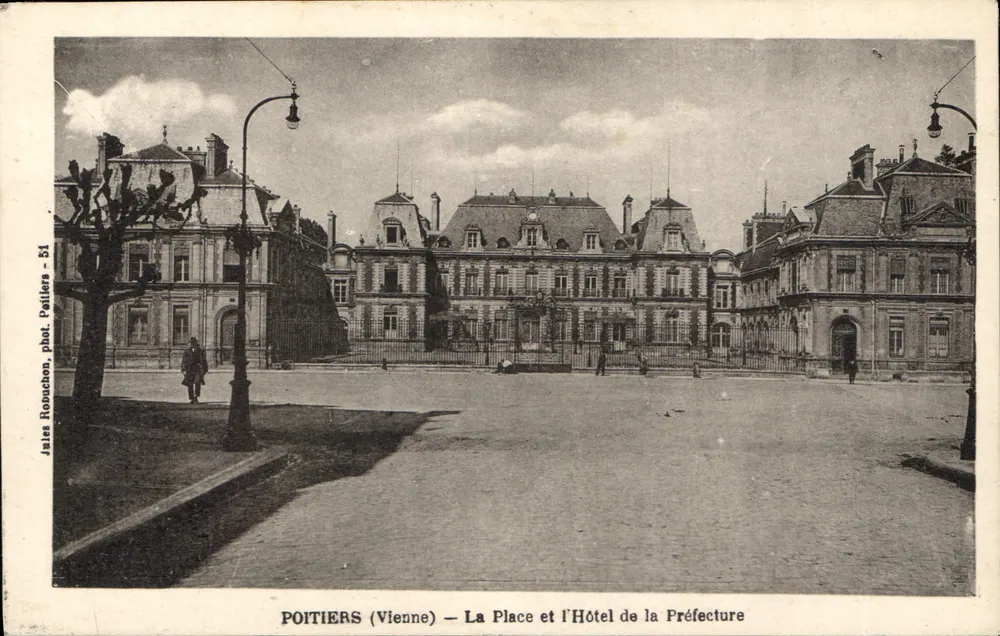 Poitiers (Vienne) — Der Platz und das Präfekturhotel — Jules Ronchon, phot. Pailliers - 51 - Vorderseite