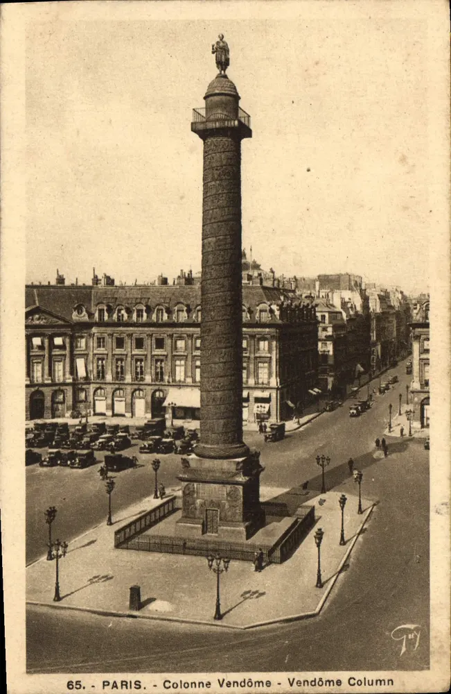Coluna Vendôme - Paris — visão da coluna com carros e edifícios — editor T. J. n° 65 - Frente