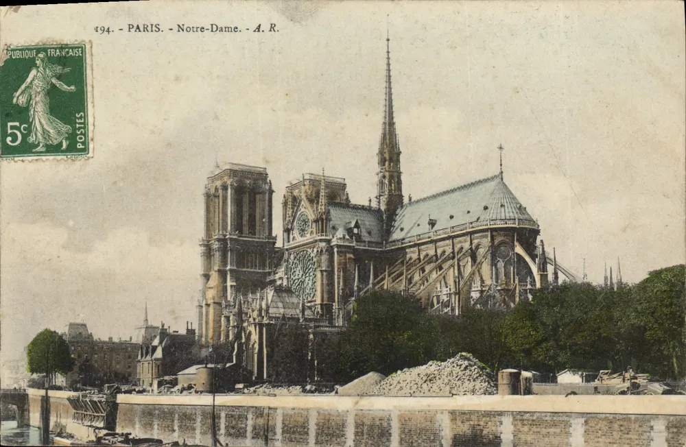 Paris - Notre-Dame — vista da catedral com selo de 5c verde e traços de obra — A. R. - Frente