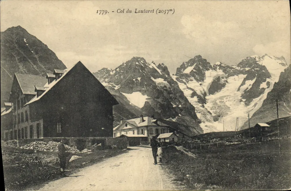 Col do Lautaret (2057m) — vista alpina com edifícios — Éditions C. Dymond, Paris, n° 1779 - Frente