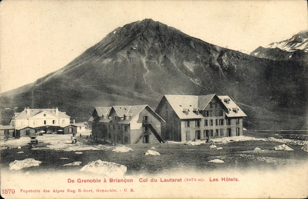 Von Grenoble nach Briançon — Col du Lautaret (2075 m) — Die Hotels — Papeterie des Alpes Eug. Robert, Grenoble — Nr. 1579 - Vorderseite
