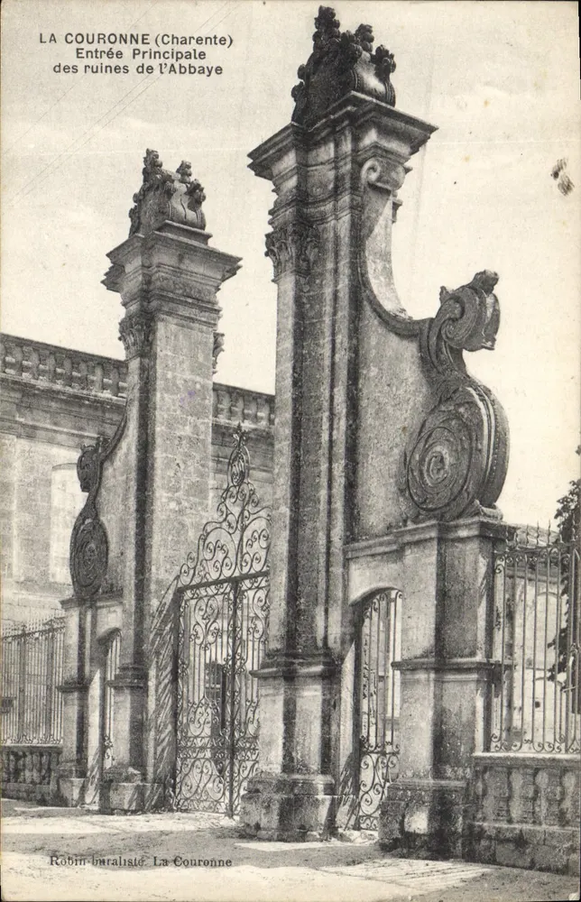 La Couronne (Charente) — Haupteingang der Abtei Ruinen — Robin, La Couronne - Vorderseite