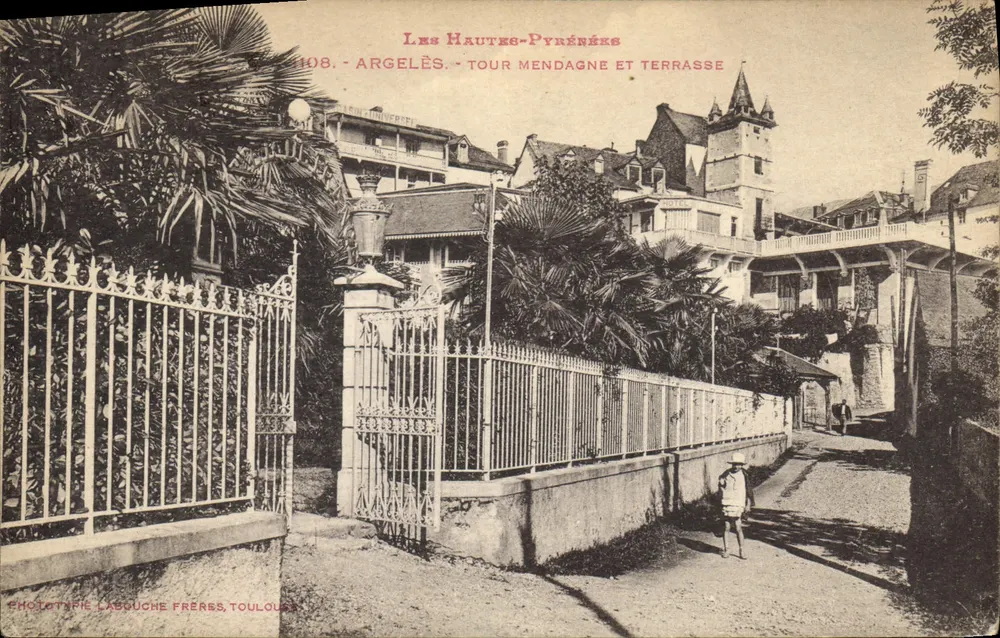 Argelès - Tour Mendagne und Terrasse — Ansicht der Terrasse mit verziertem Gitter und spielendem Kind, Verlag Phototypie Lasbuche Frères, Toulouse, n° 4108 - Vorderseite