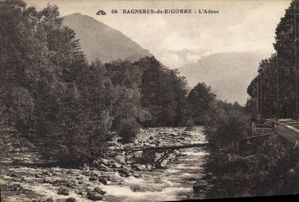 Bagnères-de-Bigorre - O Adour — vista do rio e de seu ponte de madeira - Frente