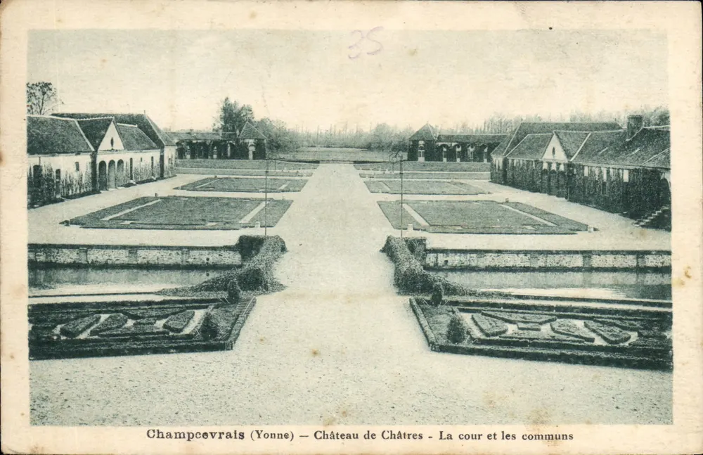 Champcevrais (Yonne) — Château de Châtres — Der Innenhof und die Nebengebäude - Vorderseite