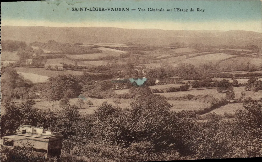Saint-Léger-Vauban — Allgemeiner Blick über den Etang du Roy - Vorderseite