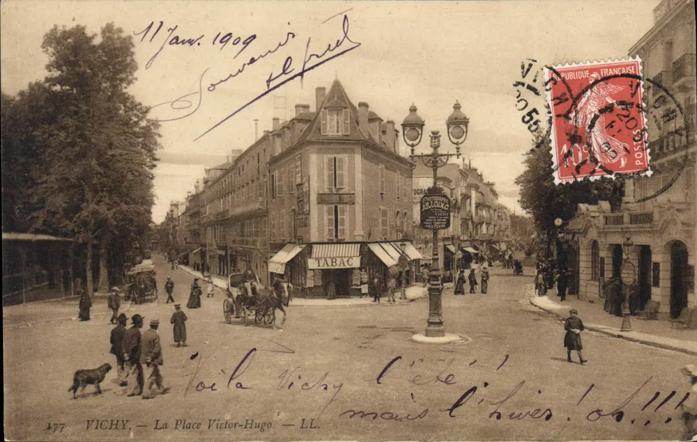 Vichy — A Praça Victor-Hugo — LL. n°477 - Frente