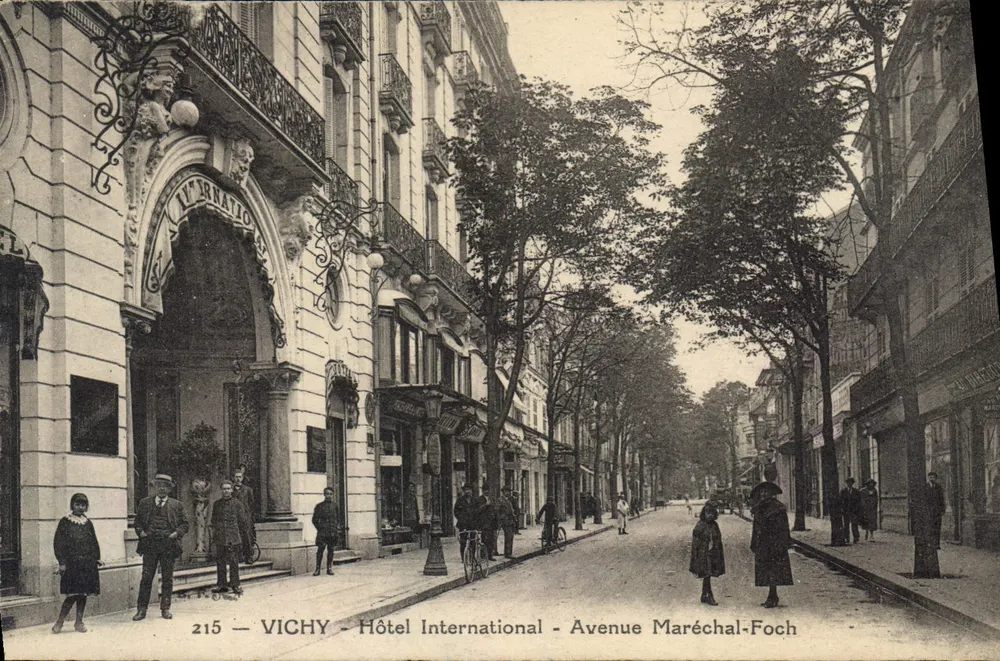 Vichy — Internationaler Hotel — Avenue Maréchal-Foch — unbekannter Verlag, Nr. 215 - Vorderseite
