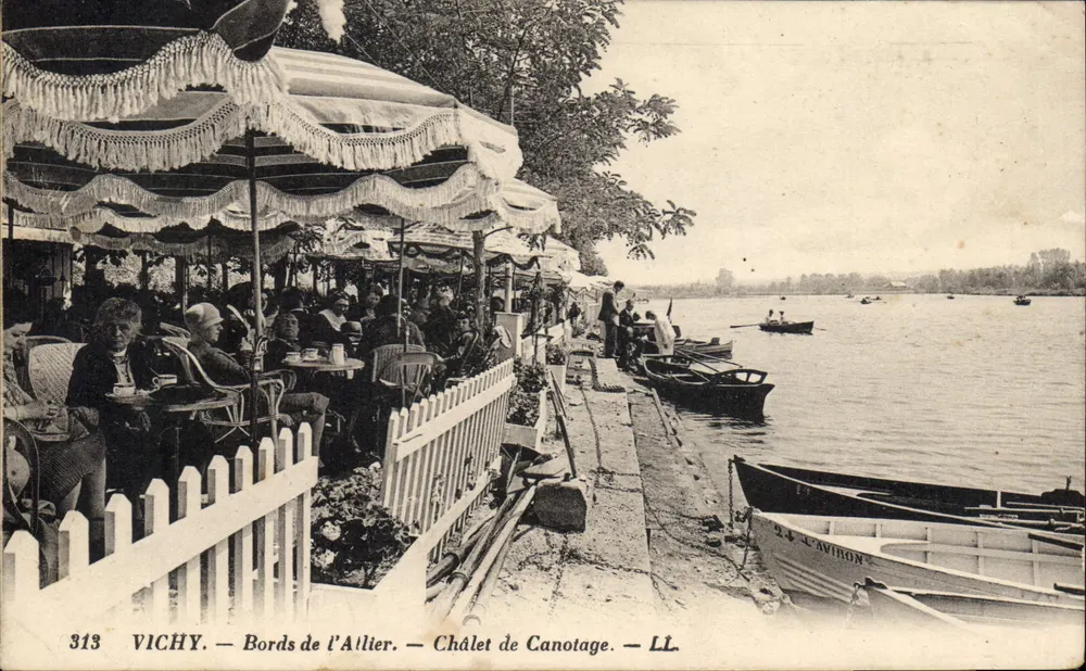 Vichy — Margens do Allier — Chalet de Canotagem — LL - Frente