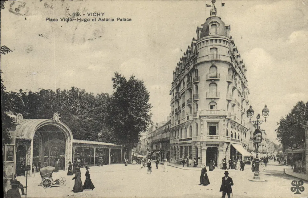 Vichy — Place Victor-Hugo und Astoria Palace — Verlag Mit - Vorderseite