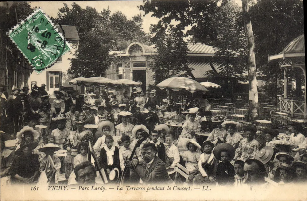VICHY — Park Lardy — Die Terrasse während des Konzerts — LL. - Vorderseite