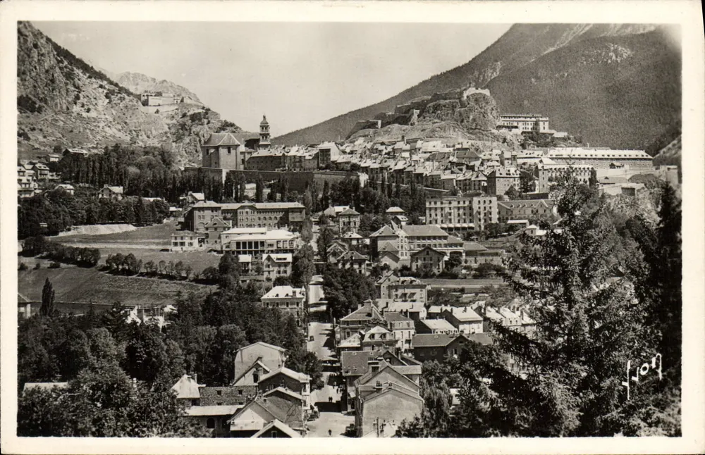ÉRIANÇON (Hautes-Alpes) — Allgemeiner Blick und die Straße — Art "Vieux" 15 Rue Mariel, Paris - Vorderseite