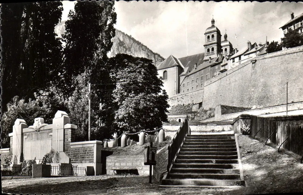 BRIANÇON — Die Route der Großen Alpen — Kriegerdenkmal und die Kathedrale — Edit. AJAX, Monaco - Vorderseite
