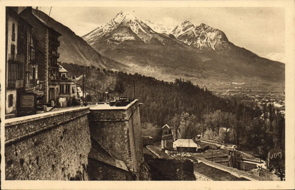 BRIANÇON (Hautes-Alpes) — Die Mauern — Art Editions YVON - Vorderseite