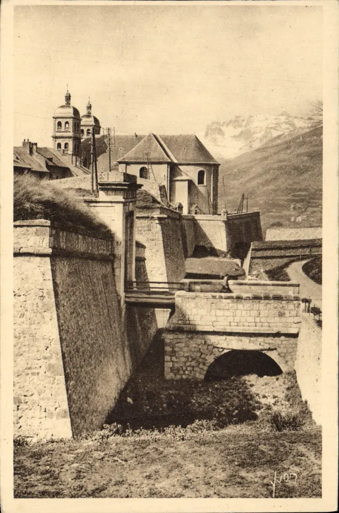 BRIANÇON (Hohe Alpen) — Die Pforte von Pignerol und die Kirche — Les Éditions d'Art YVON, Paris - Vorderseite
