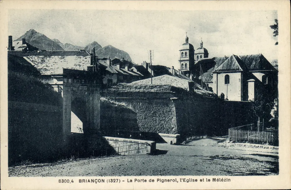 Briançon (1327) — Die Pignérol-Tür, die Kirche und der Mélézin - Vorderseite