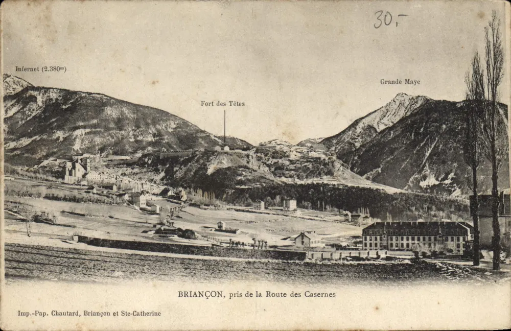 Briançon, vista da Route des Casernes — vista panorâmica com as montanhas Infernet e Grande Maye — Imp. Pap. Chautard, Briançon e Ste-Catherine - Frente
