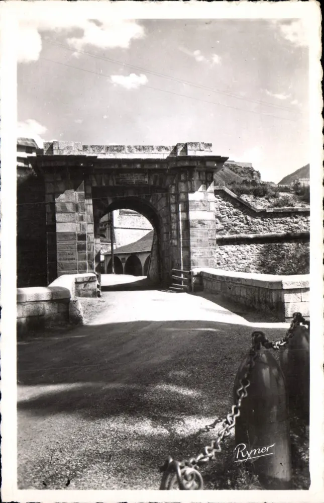 Porta de Embrun — Briançon (H.-A.) alt. 1321 m — Ryner - Frente