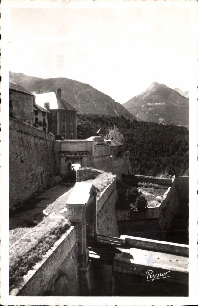 Tore von Embrun mit den Mauern — Im Hintergrund, Roc du Molégin — Edition Ryner - Vorderseite