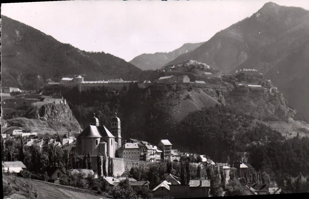 BRIANÇON (H.-A.) — Os Fortes — Edições MA.B. Boulevard de Cimiez — NICE - Frente