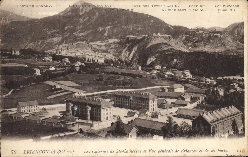 Briançon (1.321 m.) — Die Casernes de Ste-Catherine und allgemeiner Blick auf Briançon und seine Festungen — LL - Vorderseite