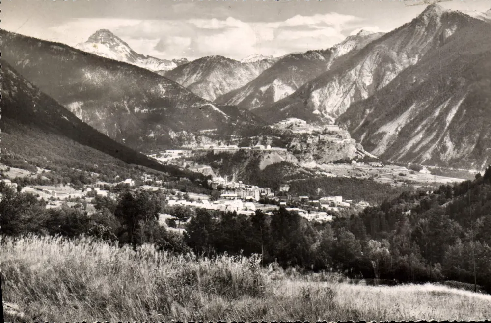 BRIANÇON (Hautes-Alpes) — Allgemeiner Blick, Rochebrune (3324 m) — Éditions La Cigogne, n° 05.023.43 - Vorderseite