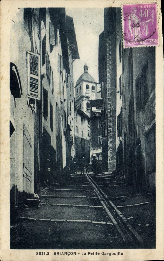 Briançon - A Pequena Gargouille — vista da rua em escada com campanário em segundo plano — editor A. Hourlier, n° 8331.2 - Frente