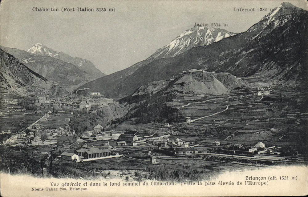 Chaberton (italienischer Festung 3135 m) — Allgemeiner Blick und im Hintergrund der Gipfel von Chaberton. (Höchste Stadt Europas) — Noens Tabac 208, Briançon - Vorderseite