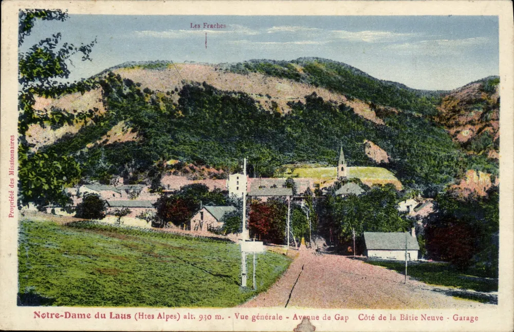 Notre-Dame du Laus (Hautes-Alpes) — Allgemeiner Blick — Eigentum der Missionare — H. 930 m. - Vorderseite