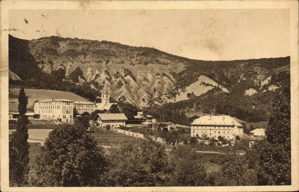 Notre-Dame du Lans (Hautes-Alpes) — vue du village avec église et colline aride — éditeur non visible - Vorderseite