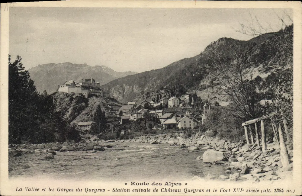 Die Tal- und Schluchten des Queyras - Sommersaison von Château Queyras und das 16. Jahrhundert-Fort (Höhe 1384 m.) — « Route des Alpes » - Vorderseite