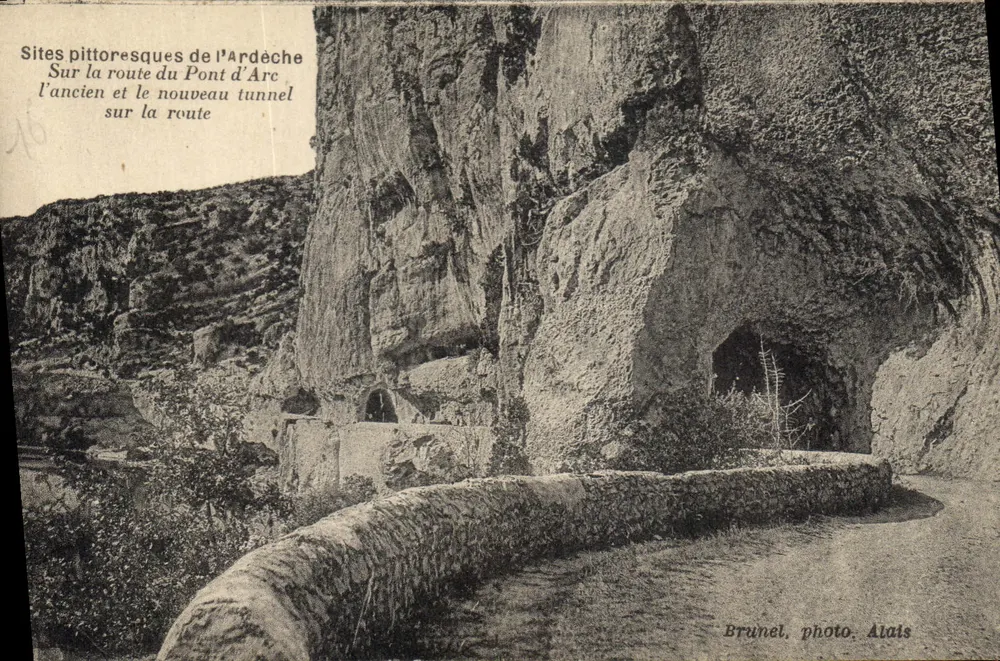 Pittoreske Orte der Ardèche — Auf der Straße zum Pont d'Arc, der alte und neue Tunnel — Brunel, Foto. Atais - Vorderseite