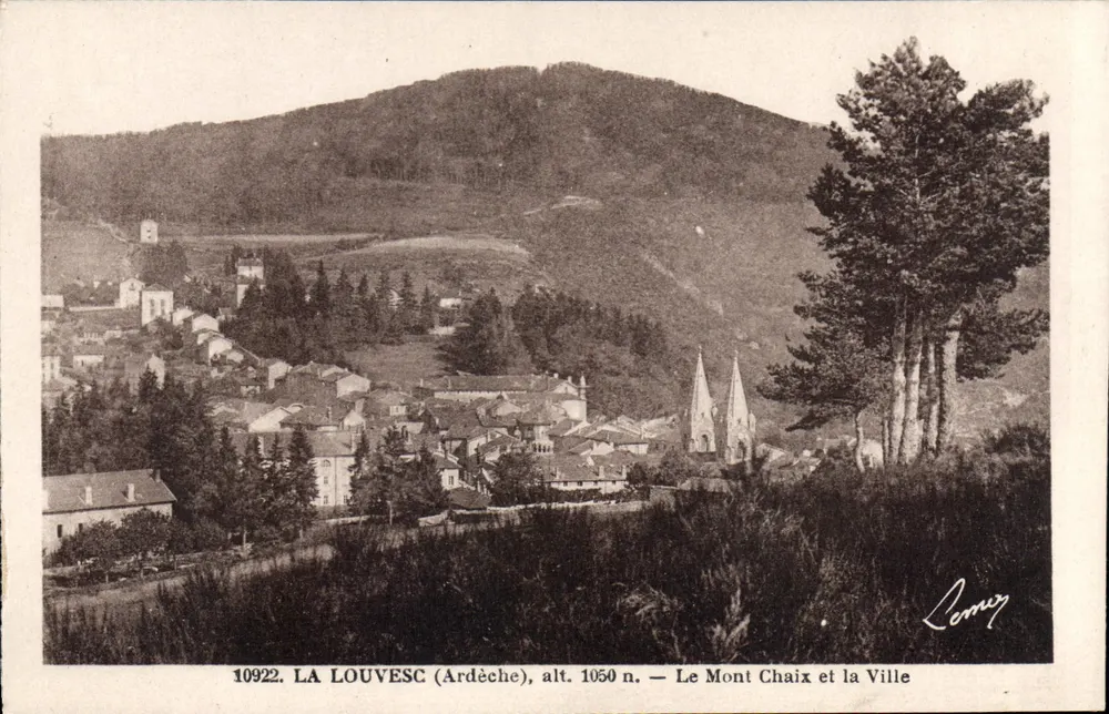 La Louvesc (Ardèche), alt. 1050 n. — Mont Chaix und die Stadt - Vorderseite