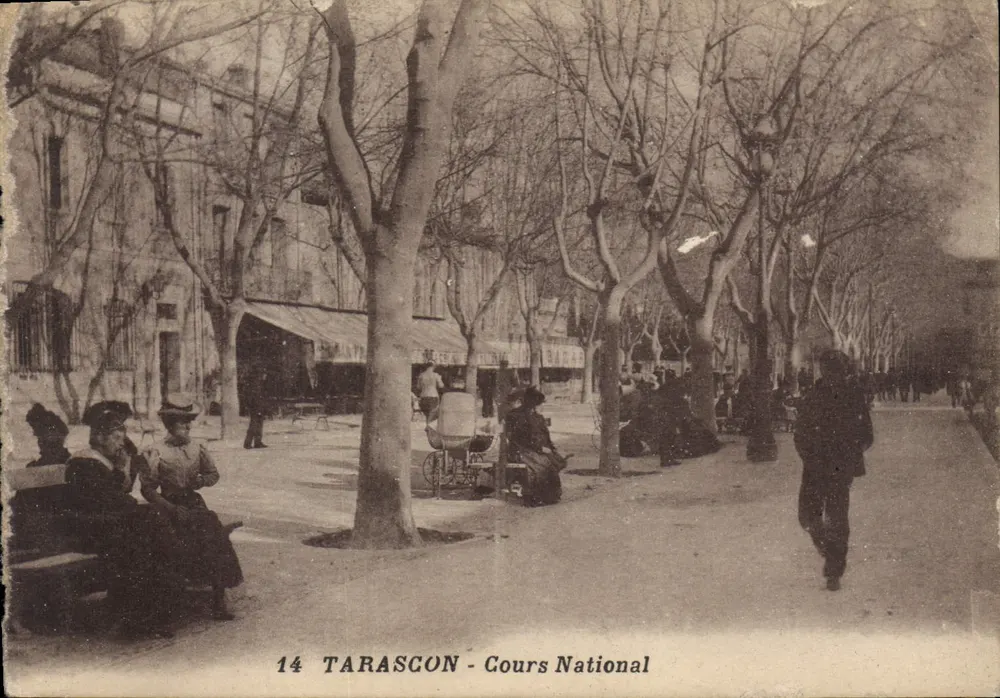 Tarascon - Cours National — vista urbana com árvores e pedestres — editor desconhecido, n° 14 - Frente