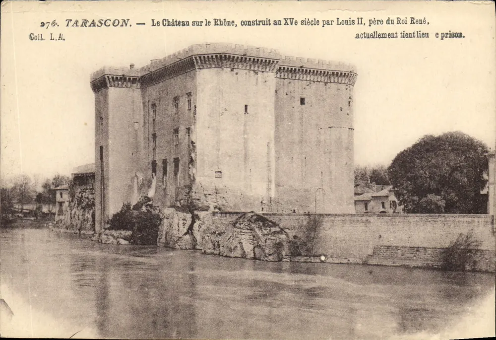 Tarascon — O Castelo sobre o Rhône, construído no século XV por Louis II, pai do Rei René, atualmente local de prisão - Frente