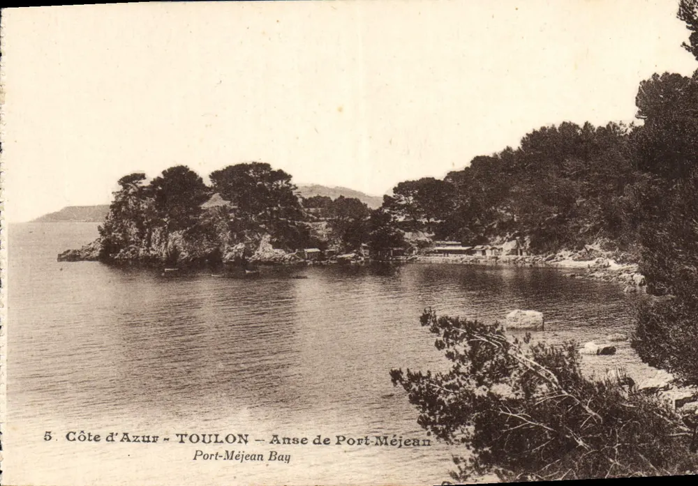 Côte d'Azur - TOULON - Anse de Port-Méjean — Ansicht der Bucht mit Kiefern und Felsen - Vorderseite