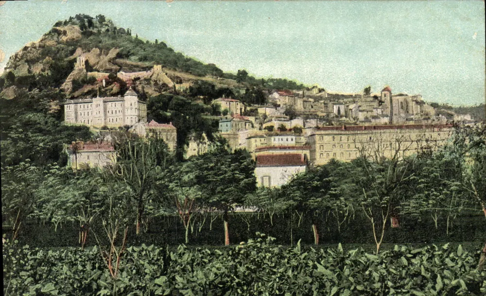 Stadt auf einem Hügel — Panoramablick — Verlag LAVO PHOTO - Vorderseite
